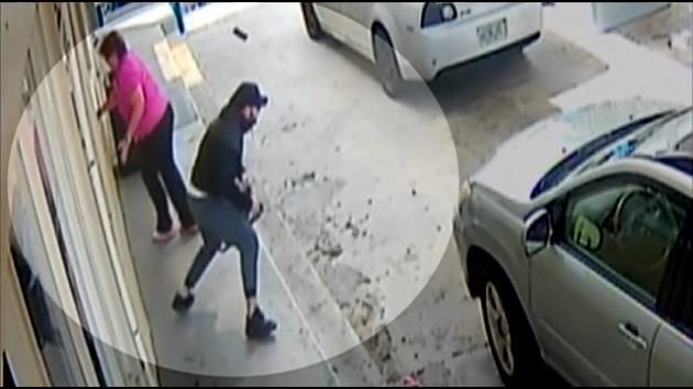 Good Samaritans intervene in gas station purse snatching
