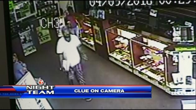 Clerk: 2 in Sunrise cellphone store theft left behind personal info