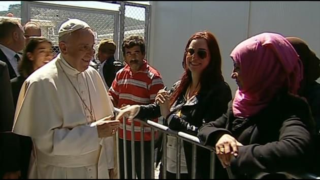 Pope brings 12 Syrian refugees to Italy in lesson for Europe