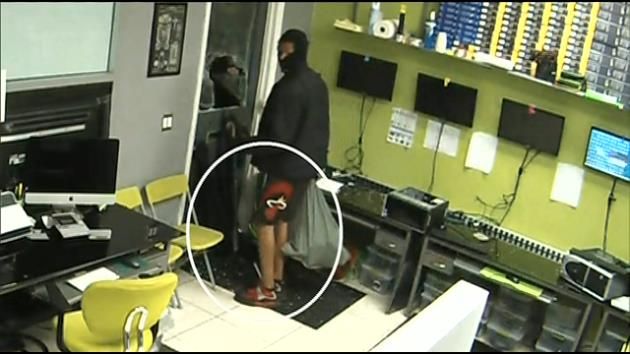 2 caught on camera swiping laptops from Hollywood repair shop