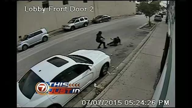 Caught on camera: gunman snatches man's chain in Miami