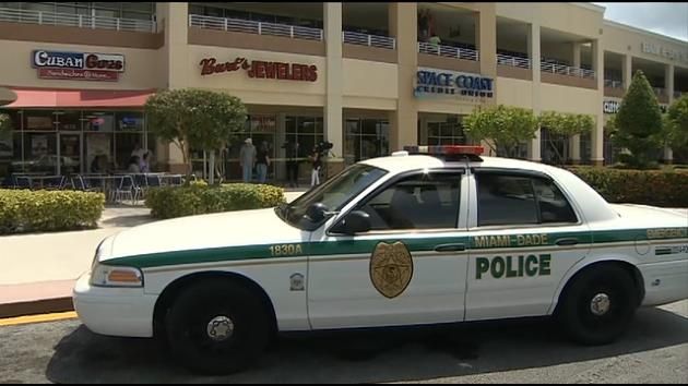 Three robbers armed with pepper spray, steal from jewelry store