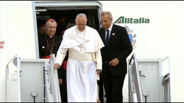 Pope Francis arrives in US, faces a polarized country