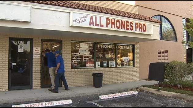 Police investigate Deerfield Beach electronics store burglary