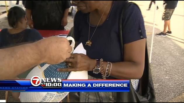 Farm Share holds holiday food distribution in Allapattah