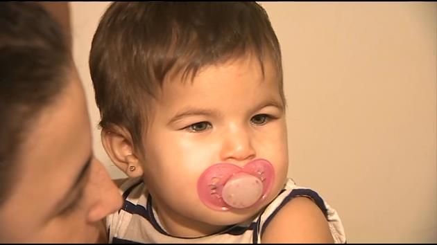 Police donate gift card to mother,daughter cancer survivors