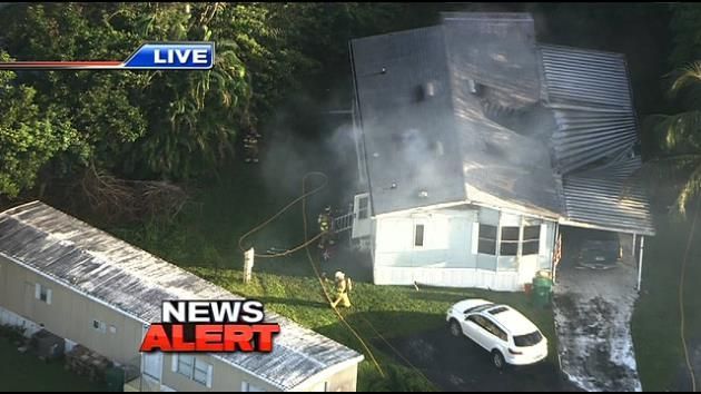 Firefighters extinguish Davie mobile home fire
