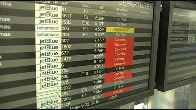 Airlines start to cut Monday service in wake of snowstorm